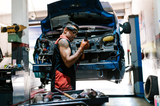 Mechanic Holding Power Tool