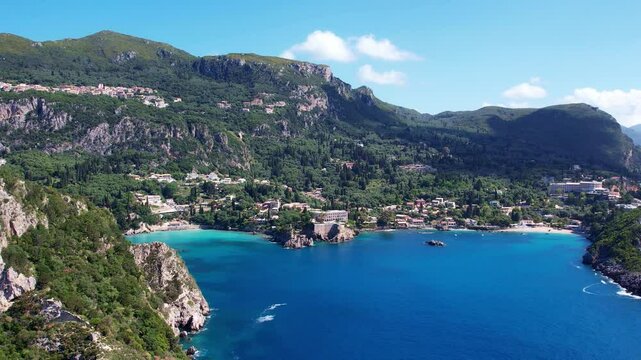 Flug entlang der sch&ouml;nen K&uuml;ste von Paleokastritsa auf der griechischen Insel Korfu