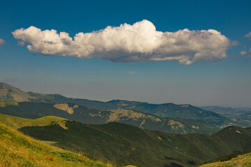Obraz premium Paesaggi e sentieri di montagna ad agosto