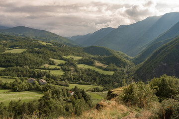 Obraz premium Paesaggi di montagna vicino al tramonto