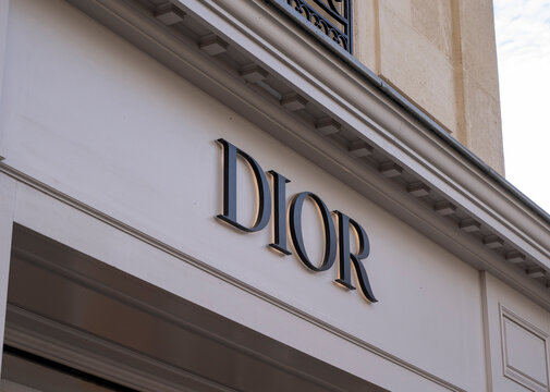 Enseigne de la marque DIOR
