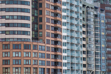 Pastellfarbene Hochhäuser mit sehr vielen Fenstern und Balkonen.  Anonymität, Luxus. Wunderschöner Ausblick auf die Nordsee und den Containerhafen.