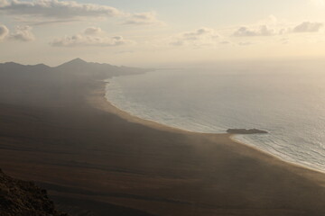 Słynna, piękna, naturalna plaża Fuerteventury Playa de Cofete położona wśród gór. The famous, beautiful, natural beach of Fuerteventura, Playa de Cofete, located among the mountains.