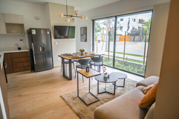 Sala comedor amoblado con acabados de madera