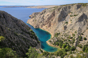 Zatoka Zavratnica, ukryty klejnot Chorwacji, zachwycający krystalicznie czystą wodą, dziką naturą i malowniczymi klifami. Zavratnica Bay, a hidden gem of Croatia, delighting with crystal clear water, 