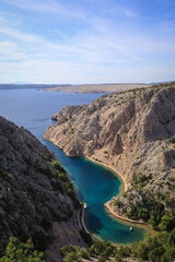 Zatoka Zavratnica, ukryty klejnot Chorwacji, zachwycający krystalicznie czystą wodą, dziką naturą i malowniczymi klifami. Zavratnica Bay, a hidden gem of Croatia, delighting with crystal clear water, 