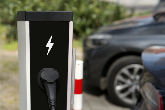E-Auto Lades&auml;ule f&uuml;r Eauto Ladestation auf Parkplatz f&uuml;r Laden Aufladen Kfz Ladepunkt