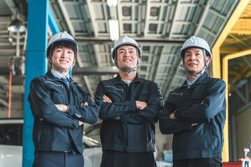 工場・倉庫に立つ作業着姿の男性作業員・ビジネスマン

