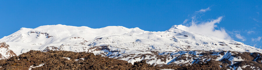 Obraz premium Panoramic view of the snow-covered peaks of Mount Ruapehu in New Zealand