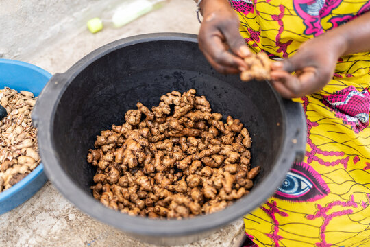 Woman holding ginger roots in a senegalese market