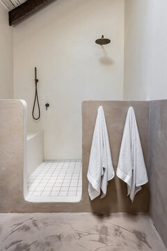 Rendered double shower in microcement