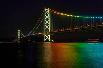 Obraz premium レインボーカラーにライトアップされた明石海峡大橋の情景