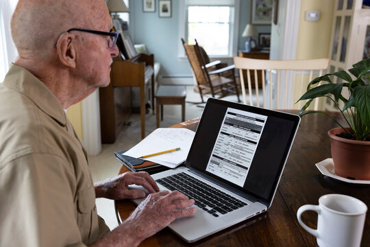 Senior on computer apply Veteran Medical benefits 