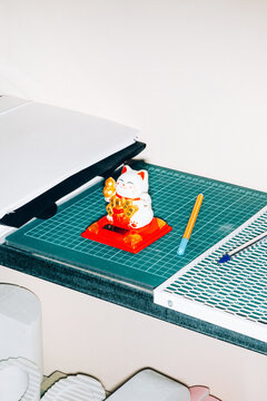 Maneki neko in office 