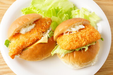 フィッシュバーガーと海老カツバーガー