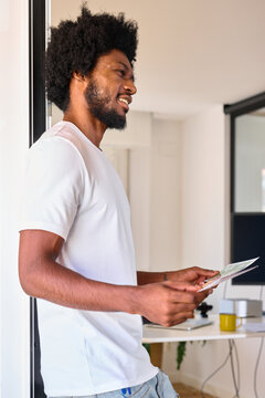 Relaxed conversation in the office, smiling at his interlocutor.