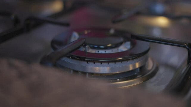 Hornalla de cocina prendi&eacute;ndose. Encendido de hornalla. Cocina. Footage de cocina. Fuego. Cocinar. Encender. Calentar. Preparar. Casero. Gas.