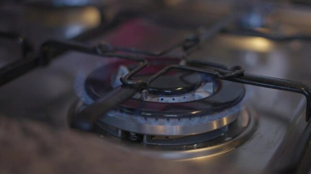 Hornalla de cocina prendi&eacute;ndose. Pava calentadose. Mate. Encendido de hornalla. Cocina. Footage de cocina. Fuego. Cocinar. Encender. Calentar. Preparar. Casero. Gas.