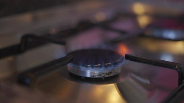Hornalla de cocina prendi&eacute;ndose. Encendido de hornalla. Cocina. Footage de cocina. Fuego. Cocinar. Encender. Calentar. Preparar. Casero. Gas.