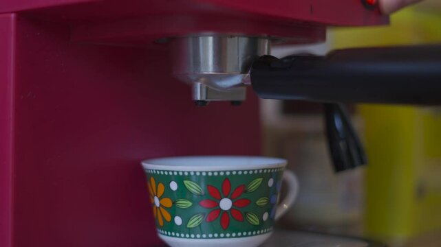 Caf&eacute; sirvi&eacute;ndose. Cafetera haciendo caf&eacute;. Caf&eacute; expreso, Ca&iacute;da de caf&eacute;. Cafetera roja. 