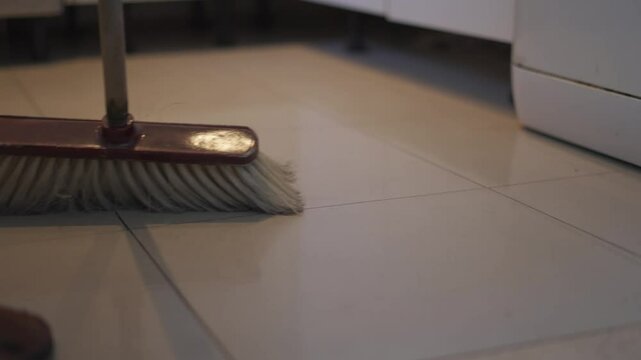 Barrer. Persona barriendo. Pasar la Escoba. Juntando la suciedad. Barriendo la cocina. Limpieza. Limpiar. Footage de Limpieza. Servicio domestico. Hogar. 