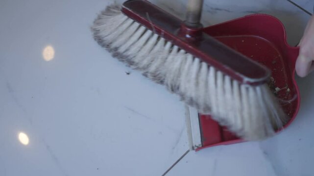 Barrer. Persona barriendo. Pasar la Escoba. Juntando la suciedad. Barriendo la cocina. Limpieza. Limpiar. Footage de Limpieza. Servicio domestico. Hogar. 