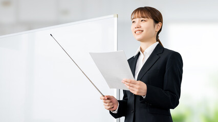 プレゼンをする若いビジネスウーマン