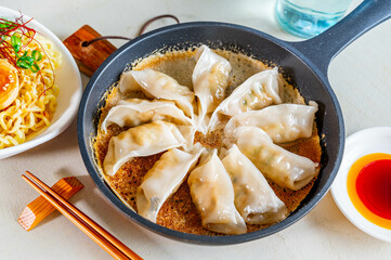 スキレットで焼く羽付きギョウザ