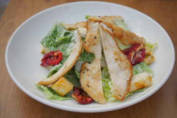 vegetable salad with grilled chicken 