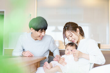 Fototapeta premium 赤ちゃんと過ごす家族