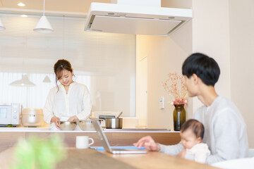 赤ちゃんと過ごす家族