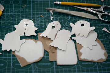 fantasmas de cartón recortados en mesa de trabajo