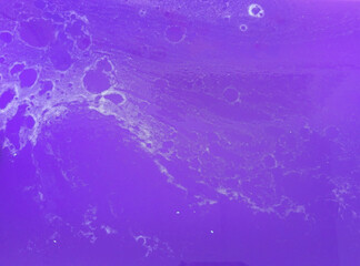 泡のある紫の水面