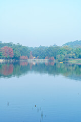 Obraz premium The green mountains of the park are reflected in the blue waters of the lake