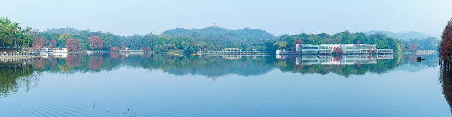 Obraz premium Park Lake Mountain Forest Reflection Panorama Long View