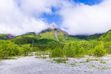 日本の風景・初夏　長野　新緑の上高地　焼岳