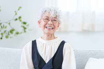 笑顔のシニア女性