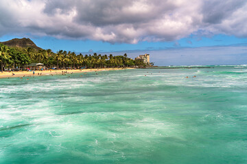 Obraz premium View of Waikiki Beach with people relaxing.