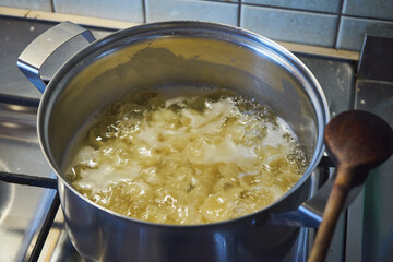 gotujący się makaron  © Marcin Łazarczyk