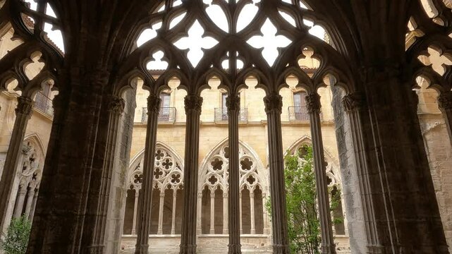 Detalle arquitectura de las ventanas del claustro en la catedral g&oacute;tica de Oviedo, Espa&ntilde;a