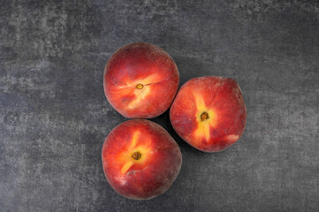 Piękne soczyste dojrzałe nektarynki leżące na blacie kuchennym, naturalna i zdrowa przekąska 