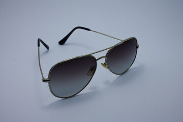 Sunlight polarizing sunglasses