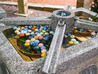 手水舎の陶器製浮き玉