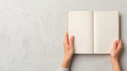 Obraz premium Empty book held in hand, inviting creativity and imagination, perfect for notes, sketches or personal reflections, symbolizing potential and new beginnings.