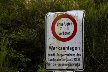 altes vorsicht braunkohletagebau schild