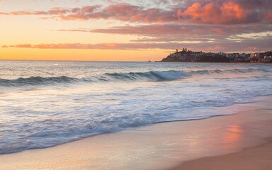Naklejka premium Bondi Beach Sunrise Serene Coastal Background in Sydney, Australia