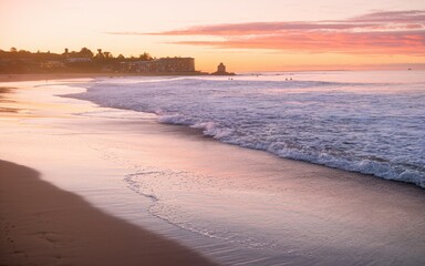 Obraz premium Bondi Beach Sunrise Serene Coastal Background in Sydney, Australia