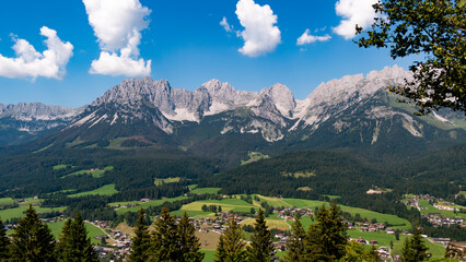 Idyllisches Bergpanorama mit blauem Himmel und Blick auf den Wilden Kaiser