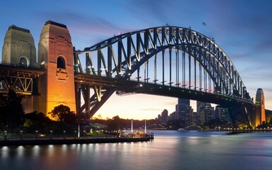 Obraz premium Sydney Harbour Bridge with City Skyline Sunrise Background
