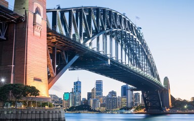 Naklejka premium Sydney Harbour Bridge with City Skyline Sunrise Background